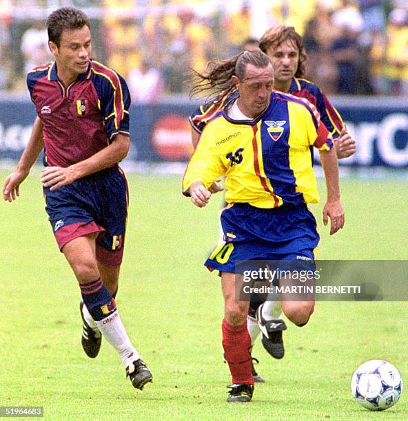 Ecuadorian soccer player, Alex Aguinaga marks Venzuelan player, Rolando Alvarez in Quito, 29 March 2000. El jugador ecuatoriano Alex Aguinaga se saca...