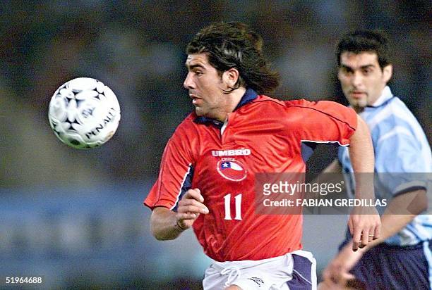 Chilean Marcelo Salas marks the ball, observed by Argentinan Roberto Ayala in Buenos Aires, Argentine 29 March 2000. El chileno Marcelo Salas se...
