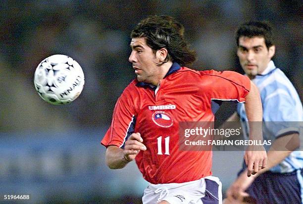 Chilean Marcelo Salas marks the ball, observed by Argentinan Roberto Ayala in Buenos Aires, Argentine 29 March 2000. El chileno Marcelo Salas se...