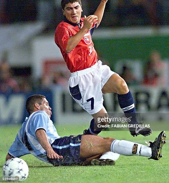 Chilean David Pizzarro fights for the ball with Argentinan Diego Simeone in Buenos Aires, Argentine, 29 March 2000. El chileno David Pizarro se lleva...
