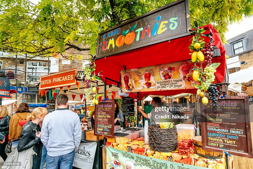 Frullato stalle, il Camden Serratura mercato a Londra, Regno Unito