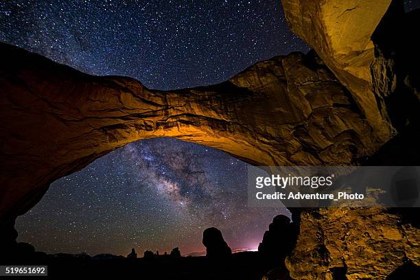 double arch milky way galaxy arches national park utah - moab utah stockfoto's en -beelden
