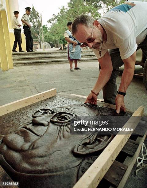 North American sculpter, Robert Lockhart revises his work in bronze with the image of Bishop Juan Gerardi, in Guatemala City, 25 April 2000. El...