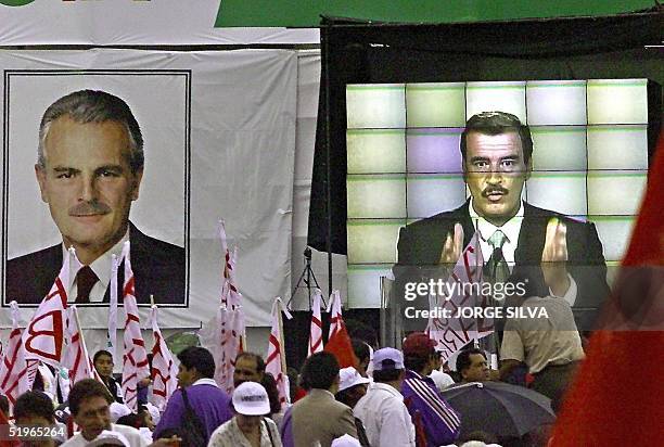 Group of people supportin the PRI and the candidate Franciso Labastida watch the giant screens, 25 April 2000. Un grupo de personas simpatizantes del...