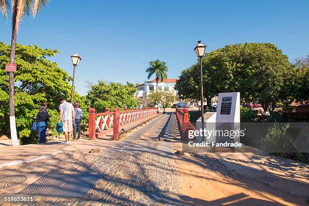 wood bridge in the city pirenopolis brazil - pirenopolis foto e immagini stock