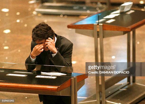 Worker of the Argentina stock market, speaks on his cellular on a day where the MerVal lost 6.38%, 19 May 2000. Un operador de la Bolsa argentina...