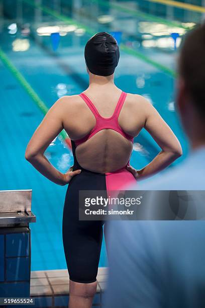 hembra nadador en la piscina - torneo de natación fotografías e imágenes de stock