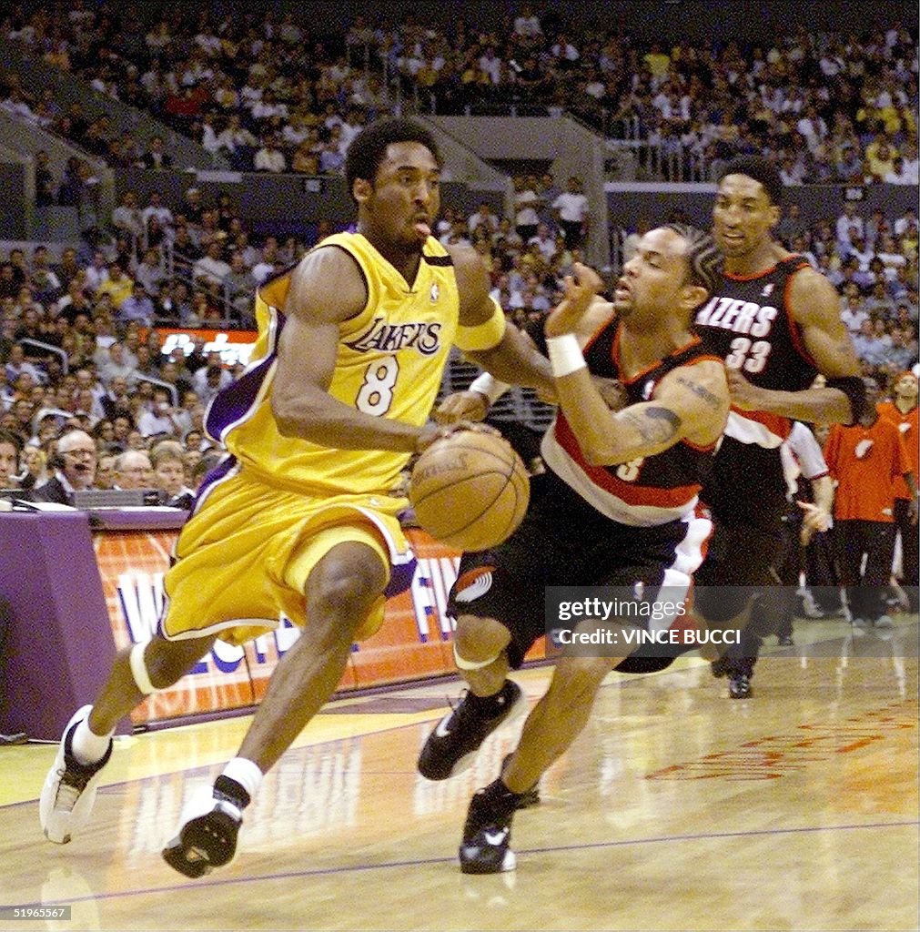 Kobe Bryant (L) of the Los Angeles Lakers is pursu