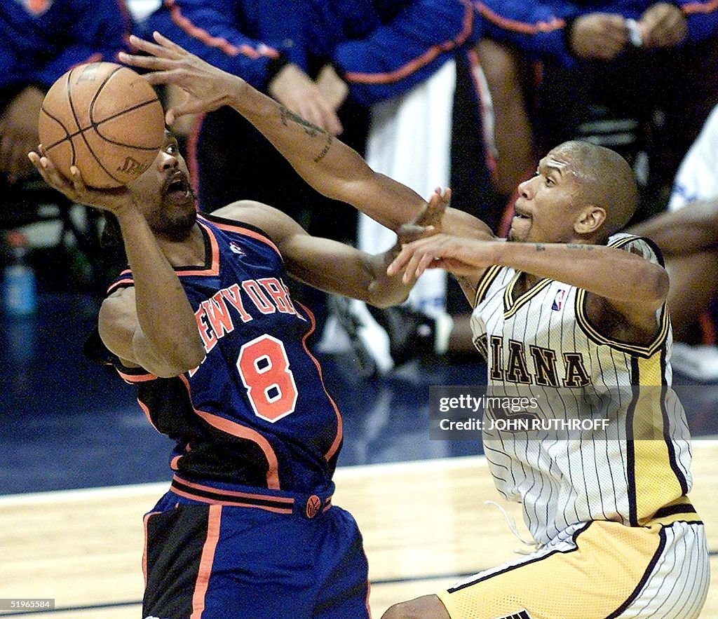 Latrell Sprewell(L) of the New York Knicks get a s