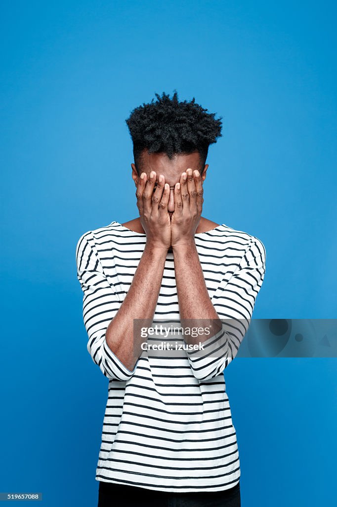 Dolor, Afro americano chico ocultar su cara en mano