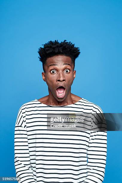 choque, afro americano mirando a cámara con boca abierto - shock fotografías e imágenes de stock