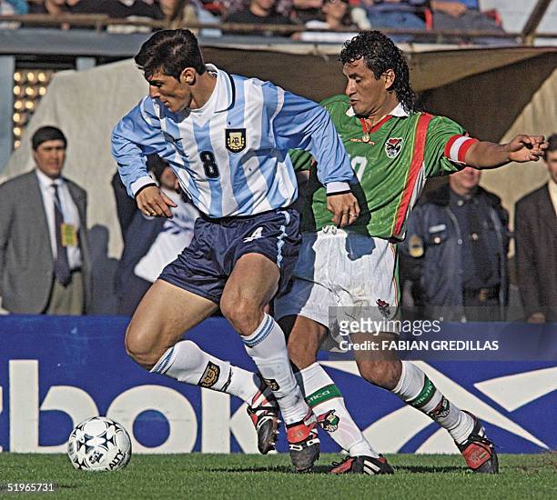 Argentina's Javier Zanetti fights for the ball with Bolivia's Marco Etcheverry 04 June during their Japan-Korea World Cup 2002 elimination match at...