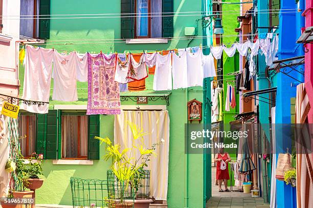 vêtements adaptés à sec, l'île de burano, venise - corde à linge photos et images de collection