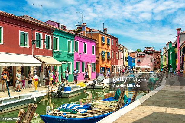 coloridas casas, isla de burano island, venecia - murano fotografías e imágenes de stock