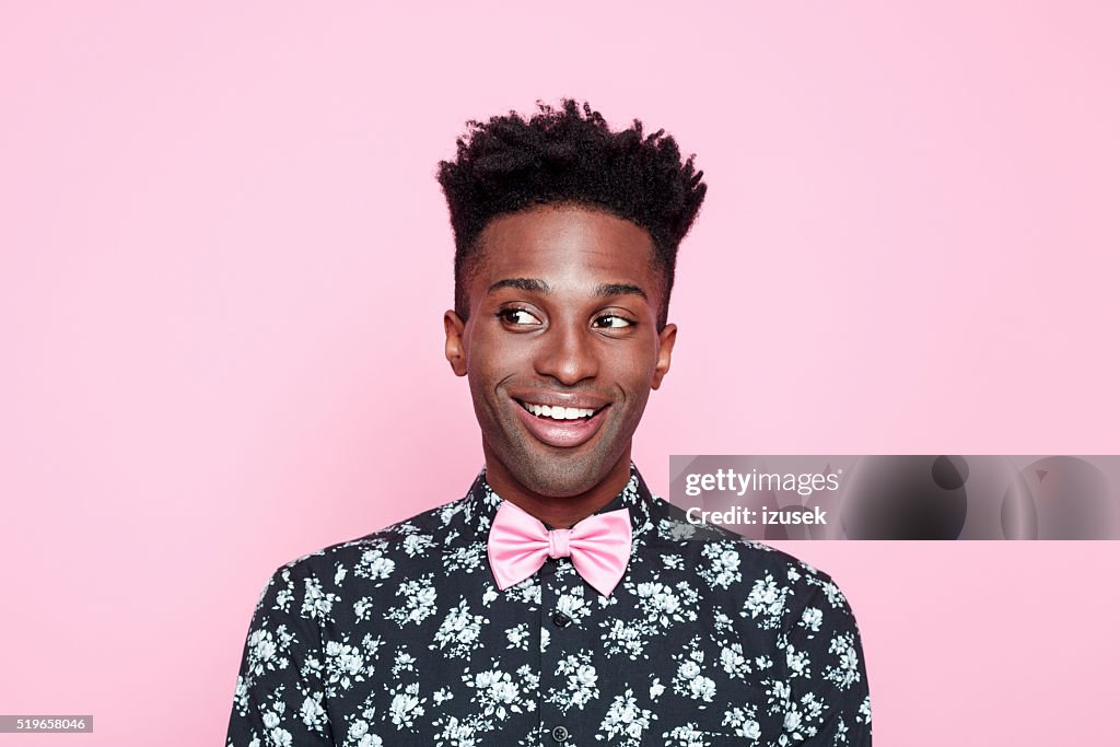 Funky afro americano chico contra fondo rosa