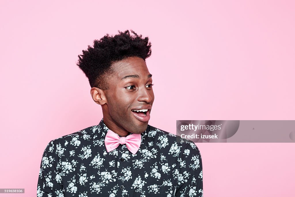 Aufgeregt afro-american Junge mit rosa Hintergrund