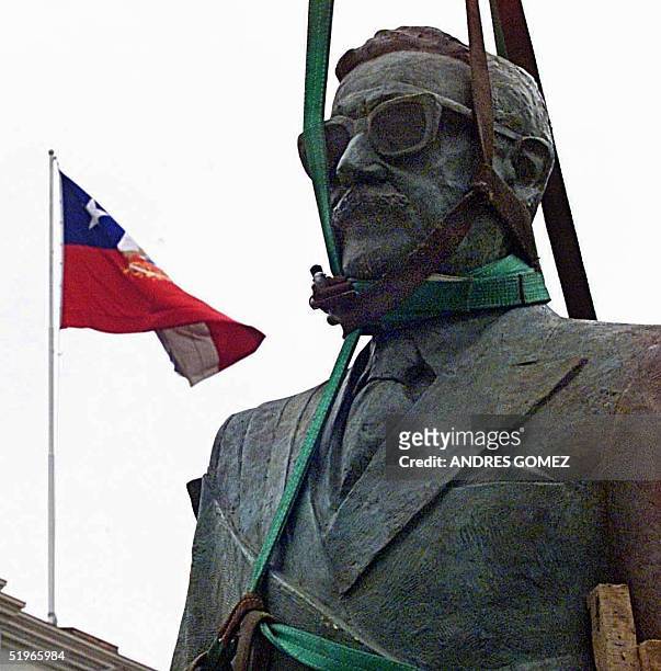 Monument of former Chilean President Salvador Allende is placed in the Constitution Plaza in Santiago, Chile 19 June, 2000. Un monumento del ex...