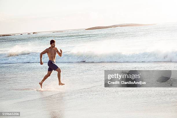 mann warf dem wasser laufen - barefoot men stock-fotos und bilder