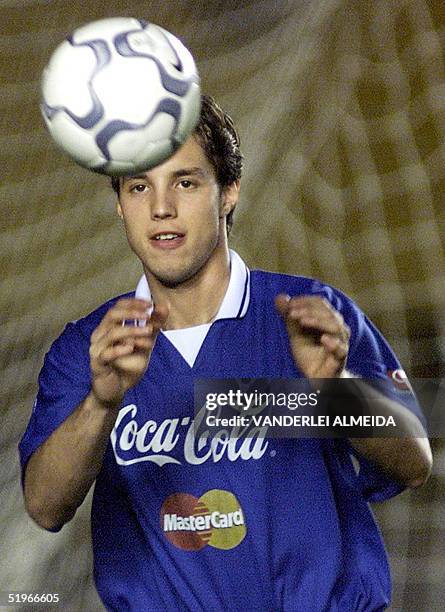 Goalie Fabian Carini of the Uruguayan soccer team exercises during a training session in Rio de Janeiro 27 June, 2000. El arquero de la seleccion...