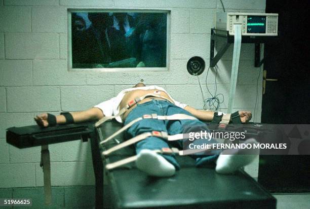 Thomas Cerrate Hernandez is watched as paramedic Juez Gustave Dubon, administers the execution in Guatemala City, 29 June Tomas Cerrate Hernandez, de...