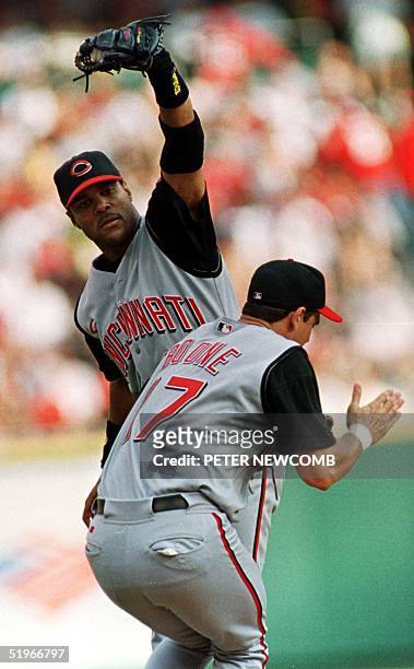 Cincinnati Reds Shortstop Barry Larkin catches a pop fly as third baseman Aaron Boone tries to avoid a collision in the second inning against the St....