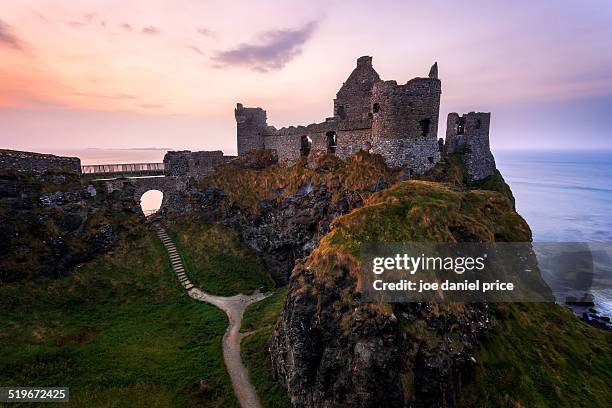 dunluce castle, county antrim, northern ireland - dunluce castle stockfoto's en -beelden