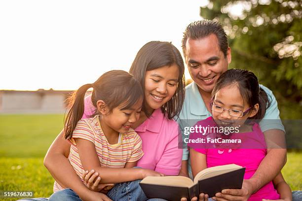 72 fotos e imágenes de Familia Leyendo La Biblia Al Aire Libre - Getty Images 72 fotos e imágenes de Familia Leyendo La Biblia Al Aire Libre - Getty Images