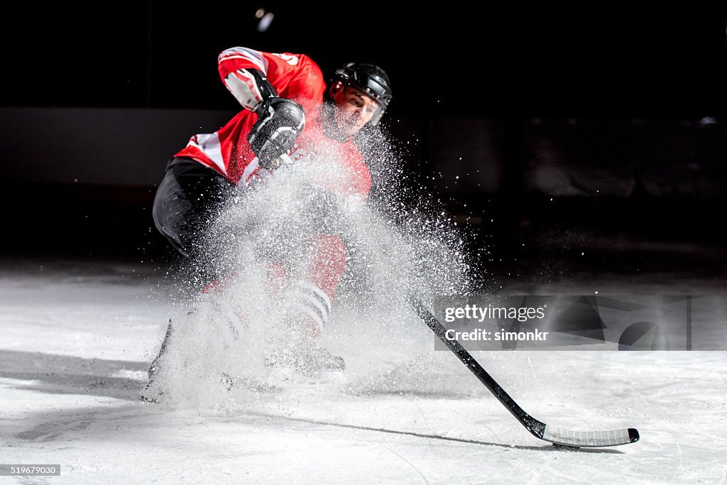 Mann spielt ice hockey