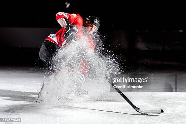 uomo giocando hockey su ghiaccio - hockey su ghiaccio foto e immagini stock