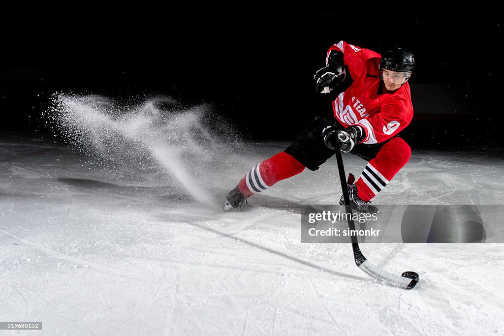 Hombre jugando de hockey sobre hielo