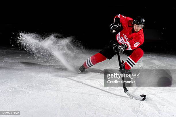 man playing ice hockey - ice hockey stockfoto's en -beelden
