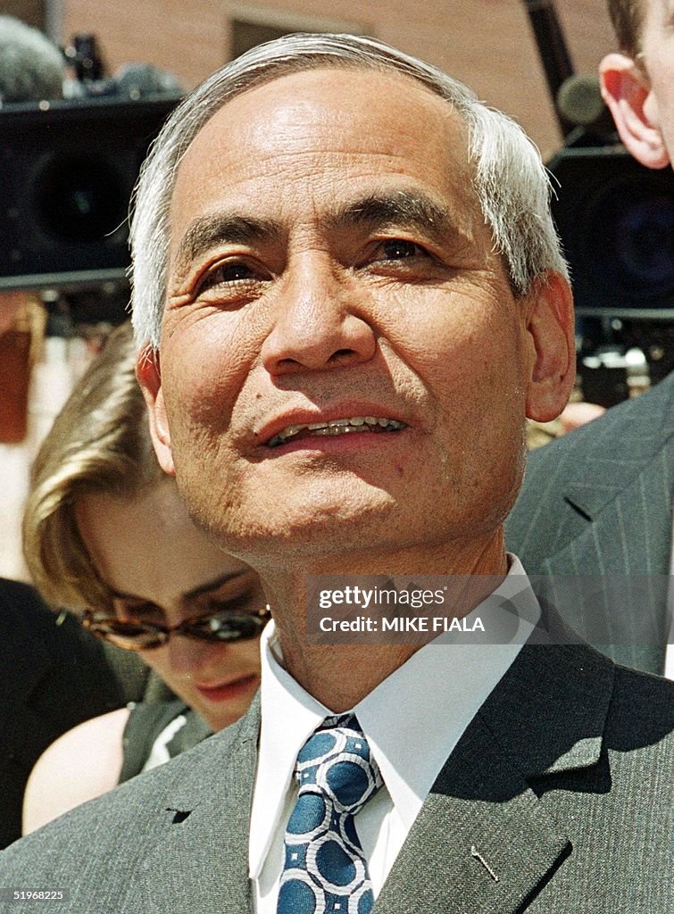 Former Los Alamos nuclear scientist Wen Ho Lee faces the media... News  Photo - Getty Images