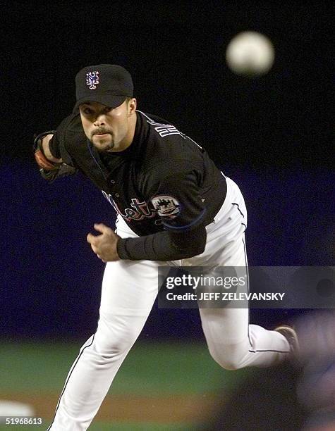 New York Mets' pitcher Mike Hampton pitches to the St. Louis Cardinals in game five of the National League Championship Series 16 October at Shea...