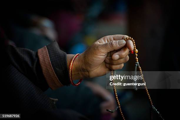 mains de prière bouddhiste tibétain avec ses perles - tibet stock photos et images de collection