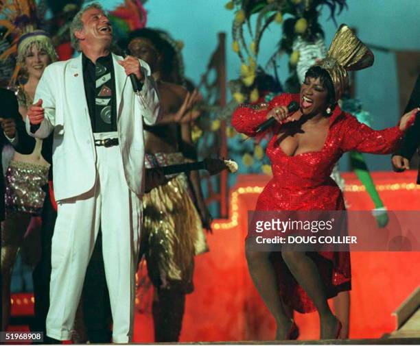 Singers Tony Bennett and Patti LaBelle perform 29 January 1995 during the haltime show of Super Bowl XXIX in Miami. The San Francisco 49ers are...