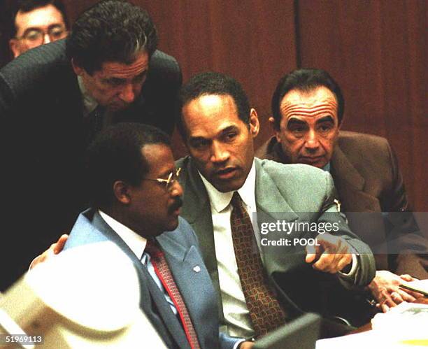 Simpson confers with attorneys Johnnie Cochran and Robert Shapiro during 24 January hearing in Simpson's murder trial in Los Angeles, CA. Judge Lance...