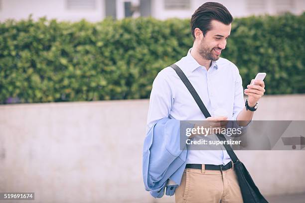 homem de negócios usando a tecnologia moderna - slicked back hair imagens e fotografias de stock