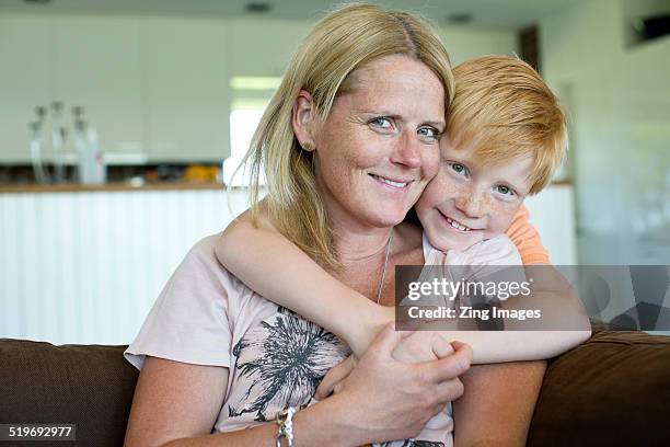 mother and son - blond boy stockfoto's en -beelden