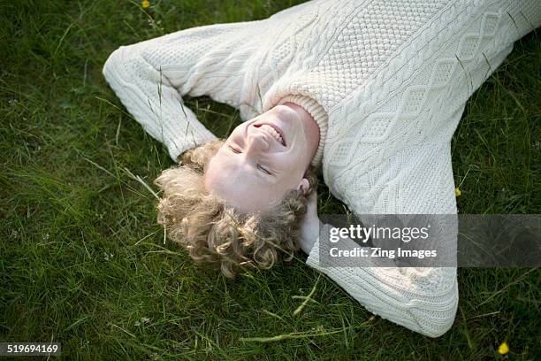 teenage boy lying on grass - alleen één tienerjongen stockfoto's en -beelden