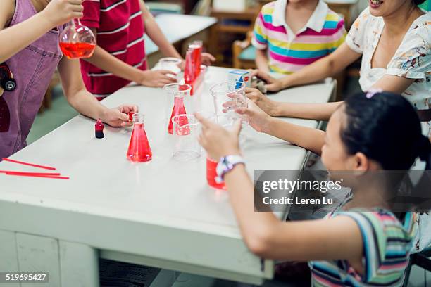 children proceeding experiment - combine day 6 stock-fotos und bilder