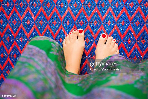 barefoot woman in a patterned carpet - foot worship 個照片及圖片檔