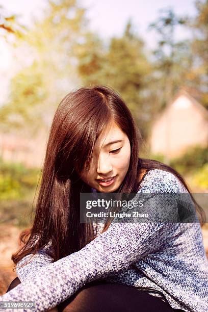 asian girl squatted on the ground - linghe zhao stock pictures, royalty-free photos & images