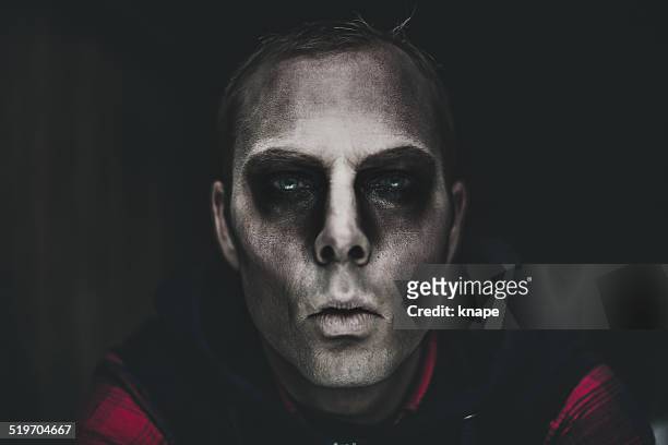 hombre en halloween scary maquillaje - zombie face fotografías e imágenes de stock