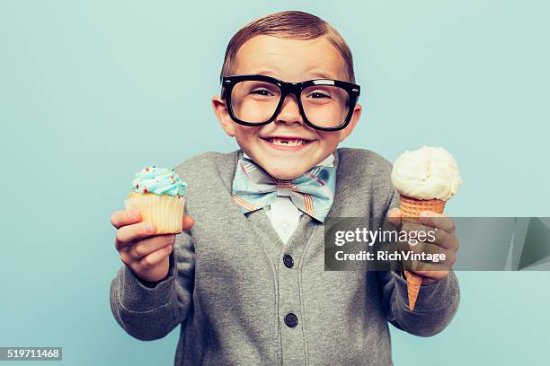 jungen sonderling mann hält eis und kleine kuchen - motivation stock-fotos und bilder