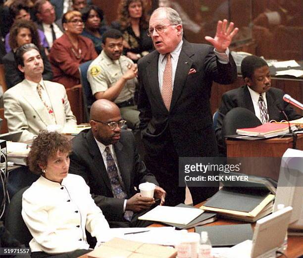 Defense attorney F. Lee Bailey cross examines police detective Mark Fuhrman during the O.J. Simpson murder trial 13 March in Los Angeles, as...