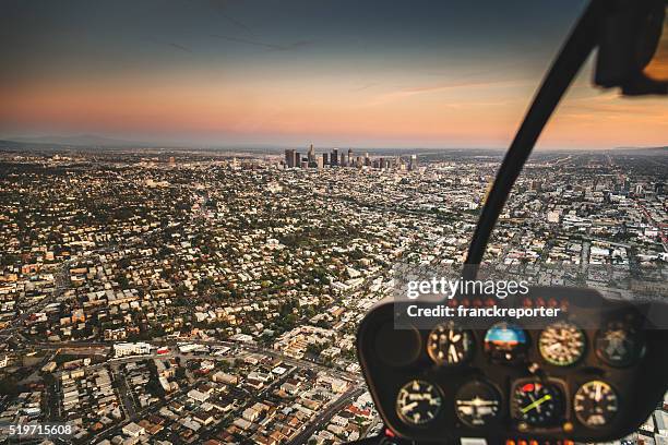 vue aérienne sur la ville de los angeles depuis un hélicoptère - hélicoptère ville photos et images de collection