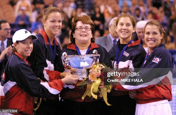 Lisa Raymond, Lindsay Davenport, captain Billie Jean King, Monica Seles and Jennifer Capriati. The US defeated Spain 5-0.