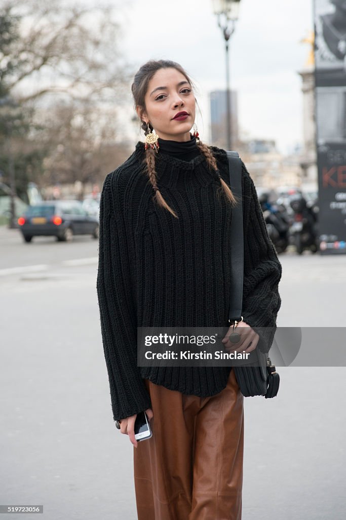 Street Style -Paris Fashion Week : Day Six Womenswear Fall Winter 2016/2017