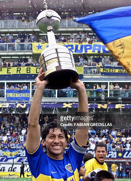 Colombian Jorge Bermudez of the Boca Juniors holds the trophy 03 December 2000 in Buenos Aires. El futbolista de Boca Juniors, el colombiano Jorge...
