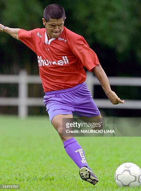 Adhemar Ferreira, player for Sao Caetano, trains 26 December 2000. Adhemar Ferreira, jugador del equipo de Sao Caetano y artillero con 22 goles...